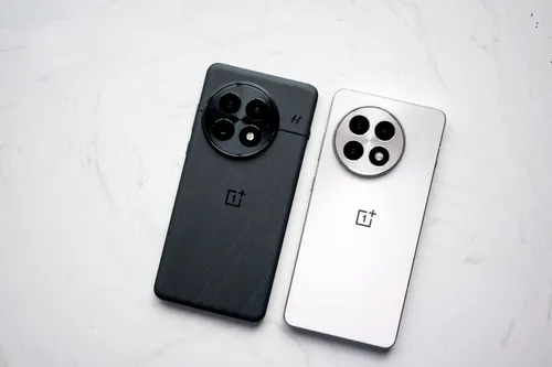CES-Gear-OnePlus-13-(left)-and-OnePlus-13R-(right)-SOURCE-Julian-Chokkattu